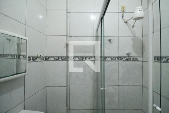 Banheiro de casa de condomínio para alugar com 2 quartos, 49m² em Taquara, Rio de Janeiro