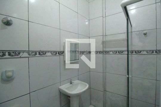 Banheiro de casa de condomínio para alugar com 2 quartos, 49m² em Taquara, Rio de Janeiro