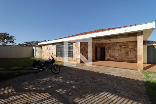 Garagem de casa para alugar com 6 quartos, 241m² em Ribeirânia, Ribeirão Preto