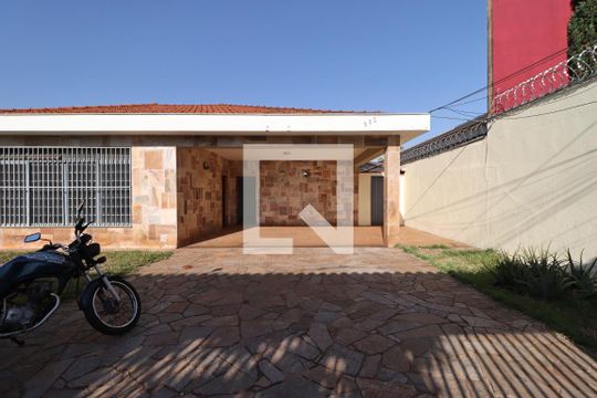 Garagem de casa para alugar com 6 quartos, 241m² em Ribeirânia, Ribeirão Preto
