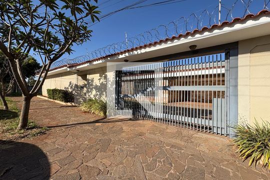 Fachada de casa para alugar com 6 quartos, 241m² em Ribeirânia, Ribeirão Preto