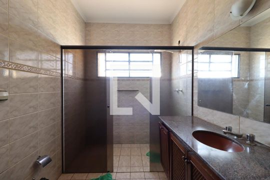 Banheiro de casa para alugar com 6 quartos, 241m² em Ribeirânia, Ribeirão Preto