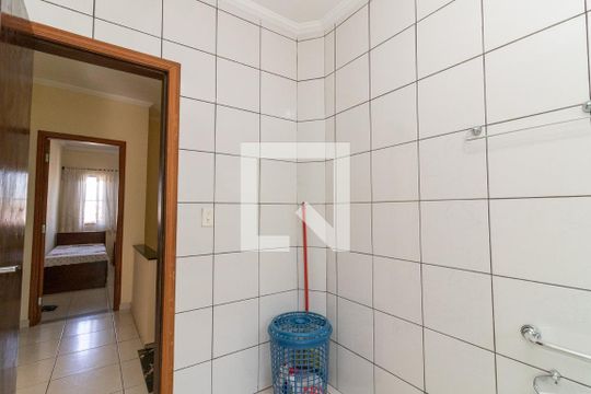 Banheiro Social de casa à venda com 3 quartos, 100m² em Parque Paineiras, São Paulo