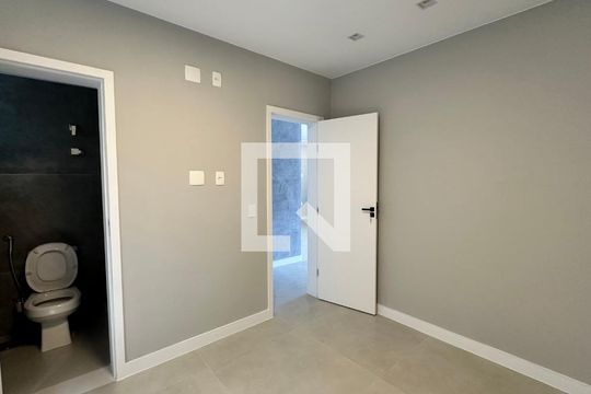 Suíte 1 de casa à venda com 4 quartos, 200m² em Vargem Pequena, Rio de Janeiro