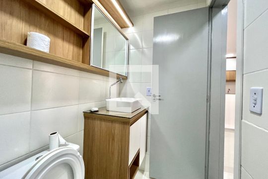 Banheiro de apartamento para alugar com 2 quartos, 50m² em Jardim Itacolomi, São Paulo