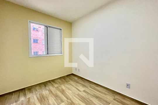 Quarto 2 de apartamento para alugar com 2 quartos, 50m² em Jardim Itacolomi, São Paulo