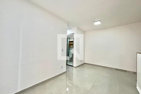 Sala de apartamento para alugar com 2 quartos, 50m² em Jardim Itacolomi, São Paulo