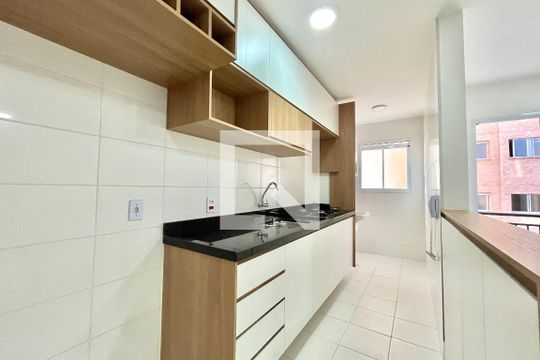 Cozinha de apartamento para alugar com 2 quartos, 50m² em Jardim Itacolomi, São Paulo