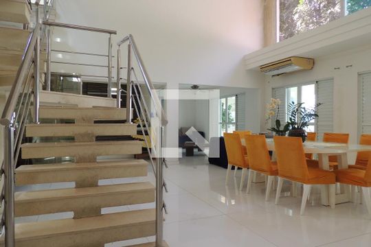 Sala de casa de condomínio para alugar com 4 quartos, 600m² em Jacarepaguá, Rio de Janeiro