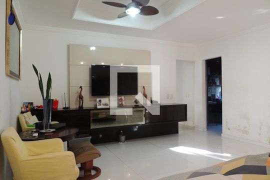 Sala de casa de condomínio para alugar com 4 quartos, 600m² em Jacarepaguá, Rio de Janeiro