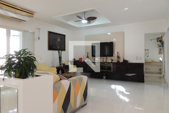 Sala de casa de condomínio para alugar com 4 quartos, 600m² em Jacarepaguá, Rio de Janeiro