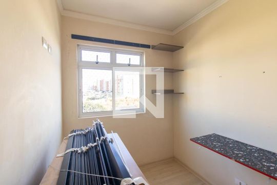 Quarto 1 de apartamento para alugar com 3 quartos, 59m² em Capão Raso, Curitiba