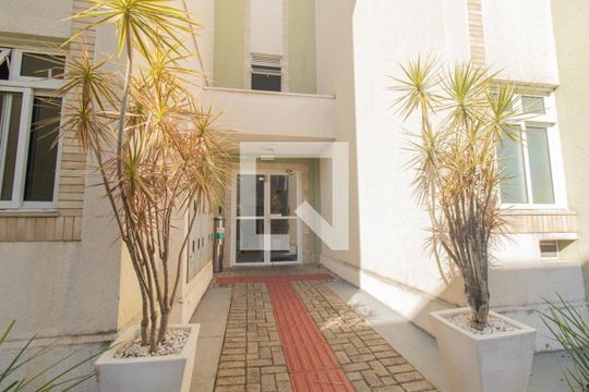 Fachada do bloco de apartamento para alugar com 3 quartos, 59m² em Capão Raso, Curitiba