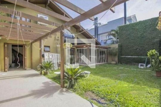 Quintal de casa para alugar com 3 quartos, 397m² em Vila Assunção, Porto Alegre