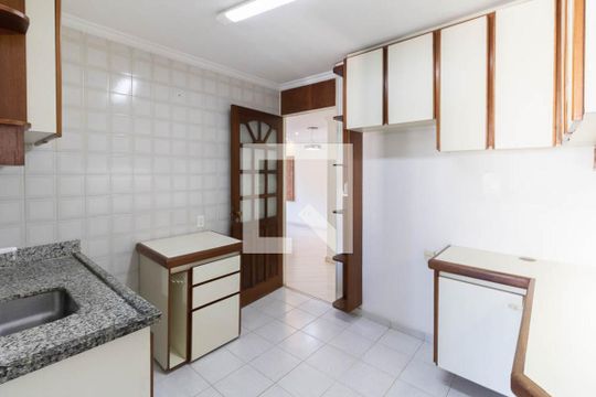 Cozinha de apartamento para alugar com 2 quartos, 62m² em Jardim Santa Emilia, São Paulo