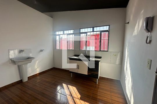 Cozinha de casa para alugar com 2 quartos, 48m² em Jardim Julio, Barueri