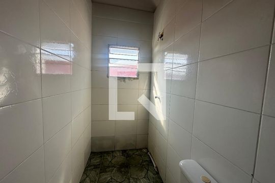 Banheiro de casa para alugar com 2 quartos, 48m² em Jardim Julio, Barueri