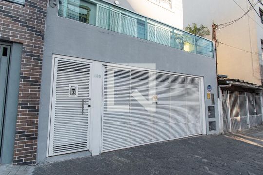 Fachada de casa à venda com 3 quartos, 440m² em Cambuci, São Paulo