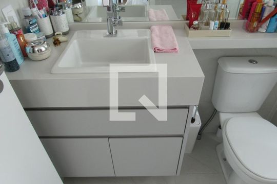 Banheiro da Suíte Principal de apartamento à venda com 2 quartos, 61m² em Km 18, Osasco