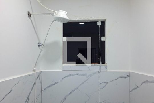 Banheiro de casa à venda com 1 quarto, 21m² em São Lourenço, Niterói