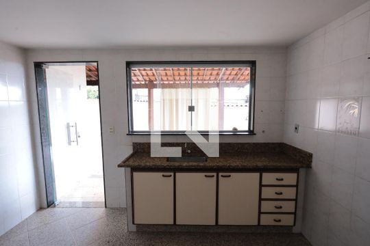 Cozinha de casa para alugar com 3 quartos, 180m² em São Gabriel, Belo Horizonte