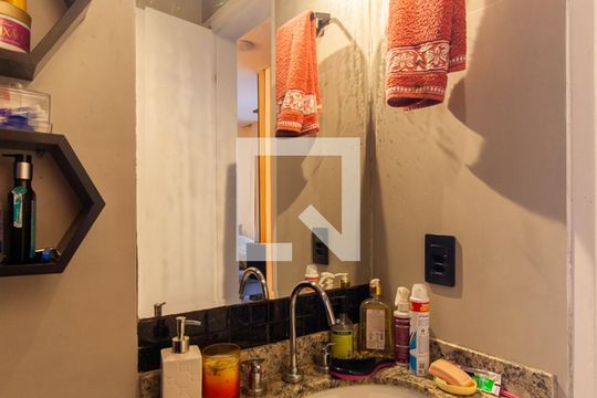 Banheiro  de apartamento à venda com 3 quartos, 68m² em Vila Ivone, São Paulo