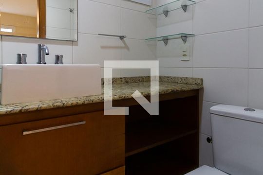 Banheiro da suíte de apartamento para alugar com 2 quartos, 70m² em Jardim Botânico, Rio de Janeiro