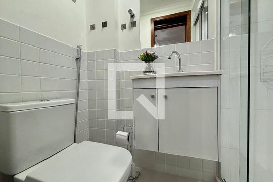 Banheiro social de apartamento para alugar com 1 quarto, 33m² em Copacabana, Rio de Janeiro