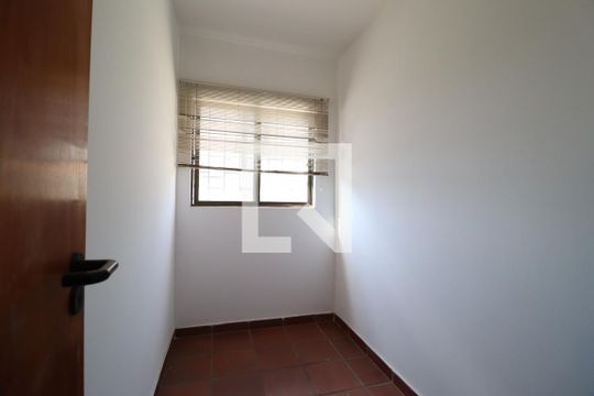 Dispensa de apartamento para alugar com 3 quartos, 170m² em Saraiva, Uberlândia