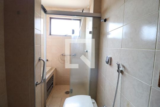 Banheiro do Quarto 3 de apartamento para alugar com 3 quartos, 170m² em Saraiva, Uberlândia