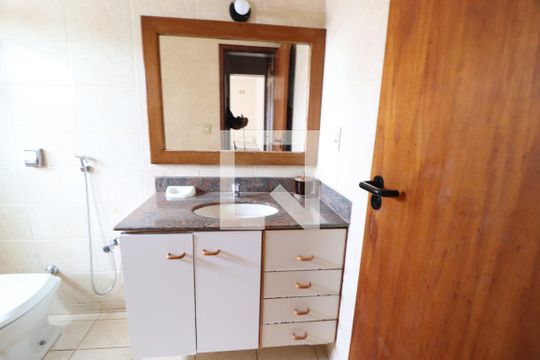 Banheiro do Quarto 3 de apartamento para alugar com 3 quartos, 170m² em Saraiva, Uberlândia