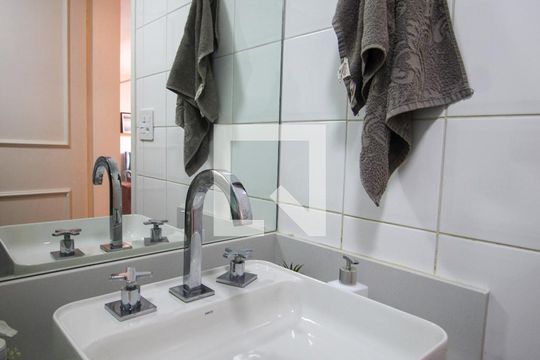 Banheiro de apartamento à venda com 3 quartos, 100m² em Vila Suzana, São Paulo