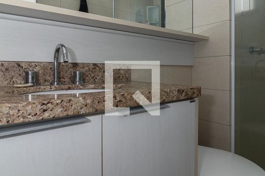 Banheiro da Suíte de apartamento à venda com 2 quartos, 120m² em Passo D’areia, Porto Alegre