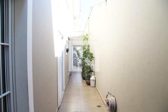 Corredor acesso a garagem de casa para alugar com 3 quartos, 240m² em Parque Renato Maia, Guarulhos