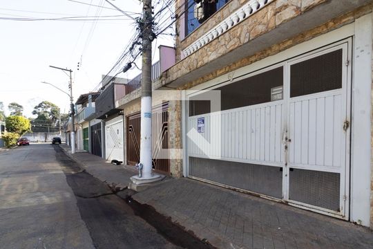 Fachada e Plaquinha de casa para alugar com 2 quartos, 150m² em Jardim Aricanduva, São Paulo