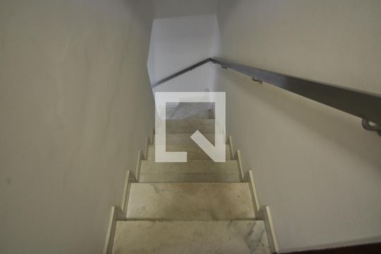 Escada de casa para alugar com 2 quartos, 120m² em Vila Leonor, São Paulo