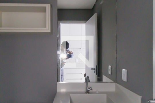 Banheiro de kitnet/studio para alugar com 1 quarto, 27m² em Mooca, São Paulo