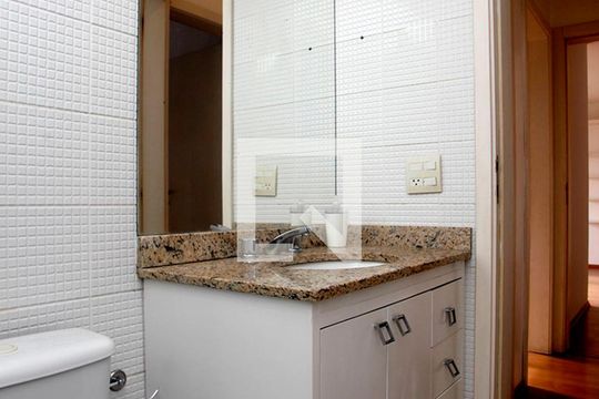 Banheiro  de apartamento para alugar com 3 quartos, 93m² em Jardim Botânico, Porto Alegre