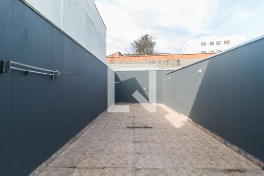 Quintal dos Fundos de casa para alugar com 3 quartos, 690m² em Jardim Sao Pedro, Mogi das Cruzes