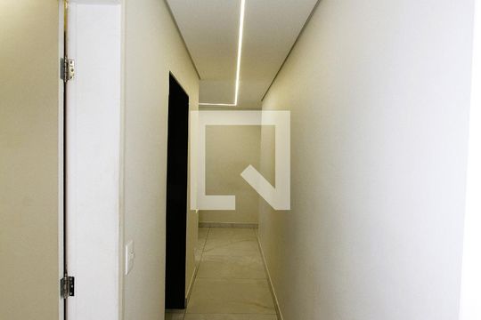 Corredor de apartamento à venda com 1 quarto, 60m² em Vila Amaral, Belo Horizonte