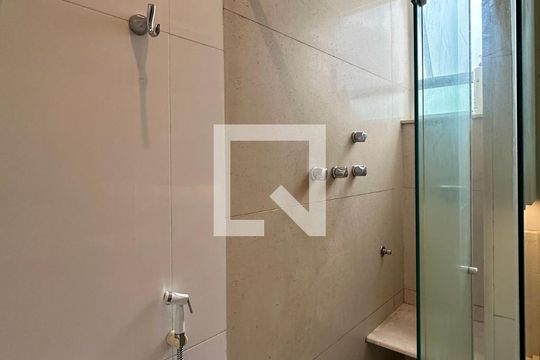 Banheiro Social de apartamento para alugar com 2 quartos, 90m² em Copacabana, Rio de Janeiro