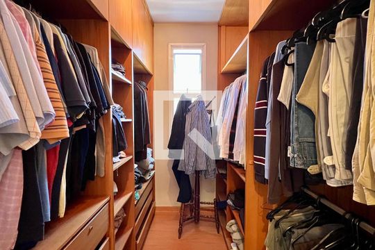 Closet da suíte 3 de casa à venda com 5 quartos, 690m² em Jardim Paulista, São Paulo