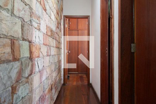 Corredor de casa à venda com 2 quartos, 120m² em Santa Amelia, Belo Horizonte