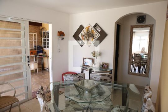 Sala de casa à venda com 3 quartos, 200m² em Conjunto Agua Branca, Contagem