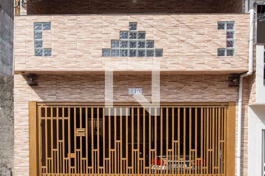 Fachada de casa à venda com 3 quartos, 215m² em Taboão, Diadema