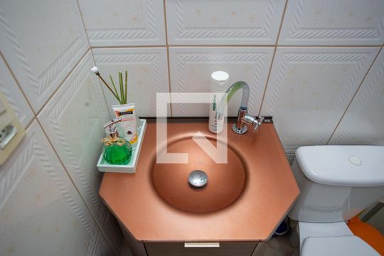 Banheiro Social 2 de casa à venda com 3 quartos, 215m² em Taboão, Diadema