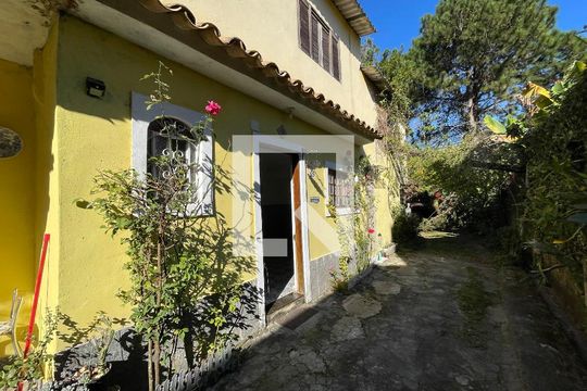 Fachada de casa para alugar com 1 quarto, 49m² em Granja Viana, Cotia