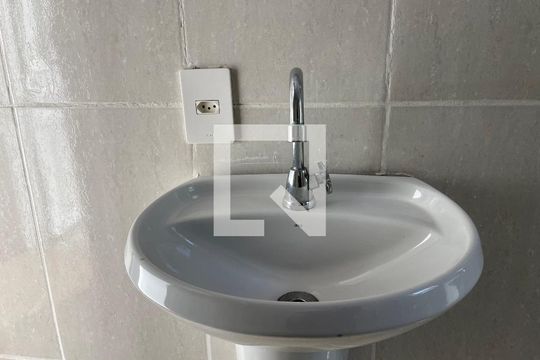 Banheiro de casa para alugar com 1 quarto, 49m² em Granja Viana, Cotia