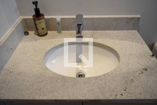 Banheiro de kitnet/studio à venda com 1 quarto, 40m² em Pinheiros, São Paulo