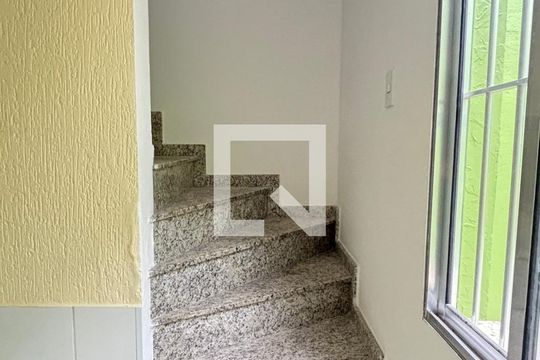 Escada de casa para alugar com 2 quartos, 125m² em Utinga, Santo André
